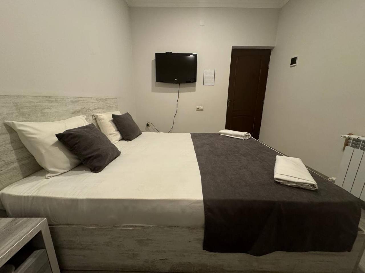 יירבאן Hotel Menua חדר תמונה